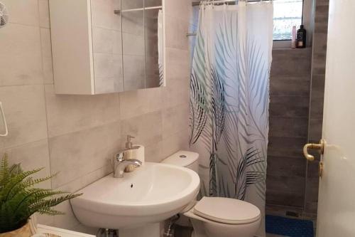 Ellis home with private entrance and nice veranda