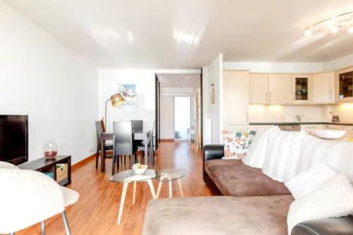 Apartment with a balcony and parking in Cannes