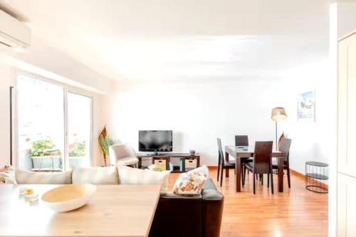 Apartment with a balcony and parking in Cannes