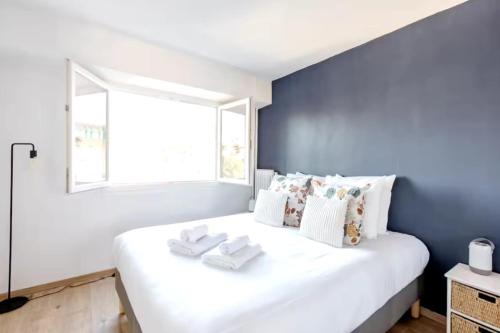 Apartment with a balcony and parking in Cannes