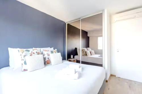 Apartment with a balcony and parking in Cannes
