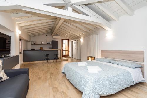 ein Schlafzimmer mit einem großen Bett und ein Wohnzimmer in der Unterkunft Residenza Capriolo 28 - F&L Apartment in Brescia