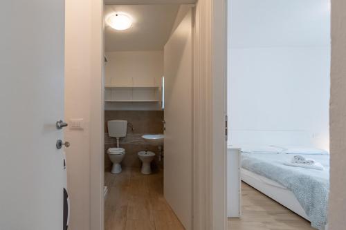 ein Schlafzimmer mit Bett, Toilette und Waschbecken in der Unterkunft Residenza Capriolo 28 - F&L Apartment in Brescia