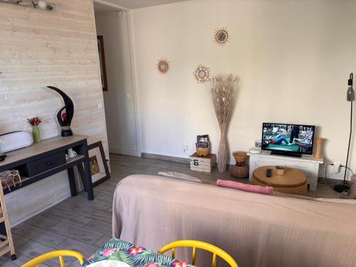 Appartement centre village rez-de-jardin parking privé et wifi