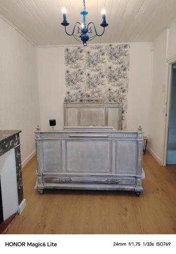 a large silver bed in a room with a wall at La Casa de Nona in Carcassonne