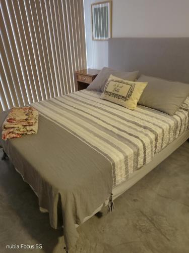 a bed with a blanket and a pillow on it at Monoambiente céntrico Sara in Gualeguaychú