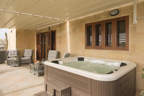 a jacuzzi tub in the middle of a patio at Villa Joanna in Xagħra