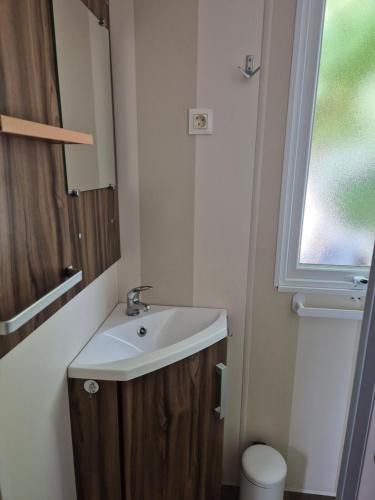 a small bathroom with a sink and a window at ZEN cocoon in Ivry-la-Bataille