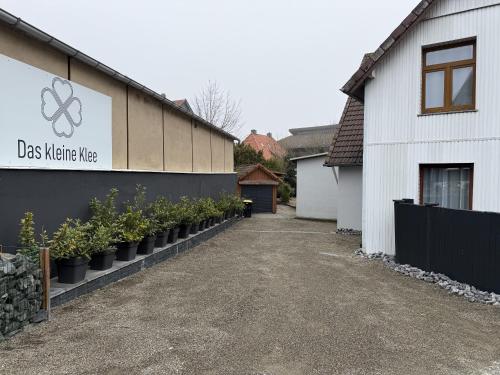 a building with potted plants on the side of it at Das kleine Klee in Goslar