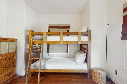 a bedroom with two bunk beds in a room at Mountain Retreat in Basalt
