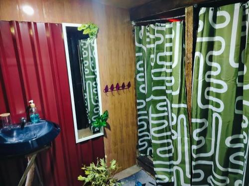 a bathroom with a sink and a mirror at Bosque celeste in Rio Celeste