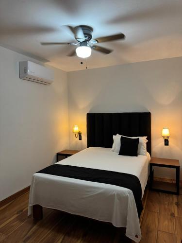 ein Schlafzimmer mit einem Bett und einem Deckenventilator in der Unterkunft Hotel Sicilia, Aguascalientes in Aguascalientes