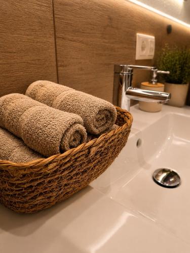 a basket of towels sitting on top of a bathroom sink at Bachchalet im Schwarzwald in Sasbachwalden