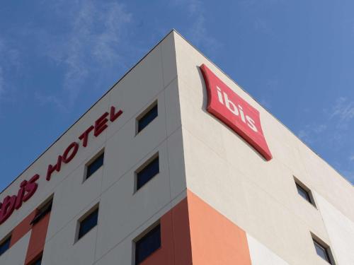 a sign on the side of a building at ibis Araguaína in Araguaína