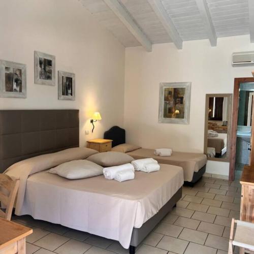 a bedroom with two beds in a room at Relais Masseria Serritella in Castellana Grotte
