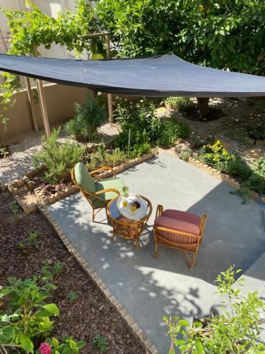 Urban Garden Retreat, Acropolis View