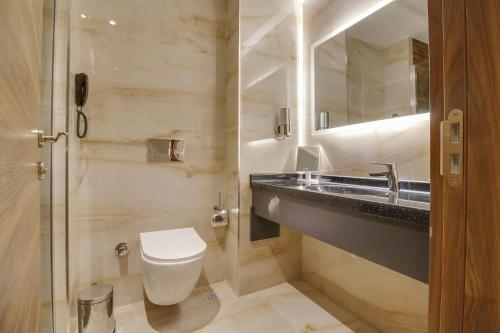 a bathroom with a toilet and a sink at Newway Otel in Kayseri