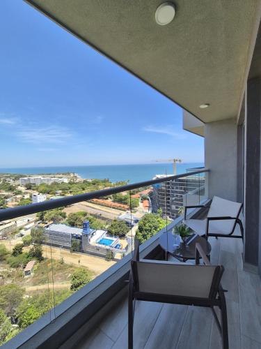a balcony with a view of the ocean at Exclusivo apartasuite con terraza y vista al mar - Bello Horizonte in Santa Marta