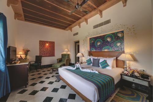 Postel nebo postele na pokoji v ubytování Ramada by Wyndham Udaipur Resort and Spa
