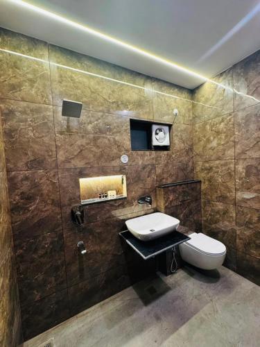 a bathroom with a toilet and a sink at Hotel Casa Del Sol Near'Bhimtal Lake in Bhīm Tāl