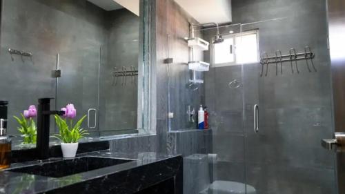 ein Badezimmer mit Glasdusche und Waschbecken in der Unterkunft Los Diques in Agua Dulce