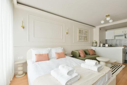 Champs Elysees Chic and Vibrant Studio