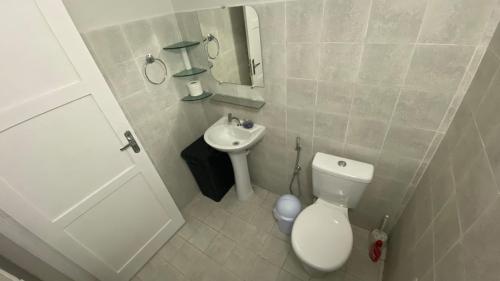 a small bathroom with a toilet and a sink at Jardim Teresa - Até 10 pessoas, próximo ao Açude Velho, Centro Histórico e Parque do Povo in Campina Grande