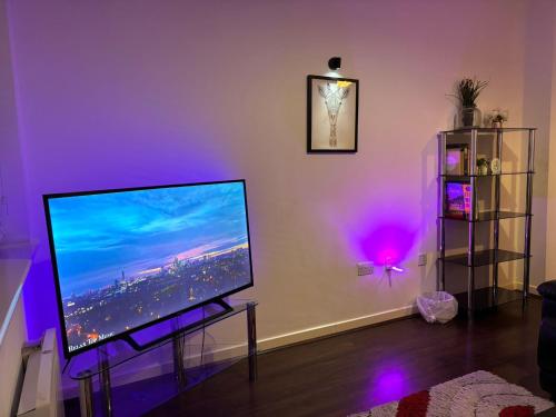 24-7 Secure City Centre Apartment with Parking for Families & Contractors photo 135