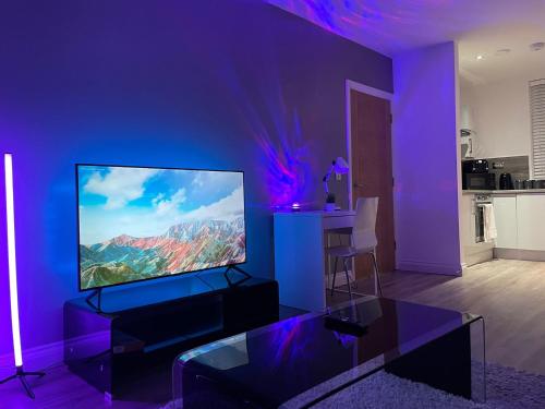 24-7 Secure City Centre Apartment with Parking for Families & Contractors photo 160