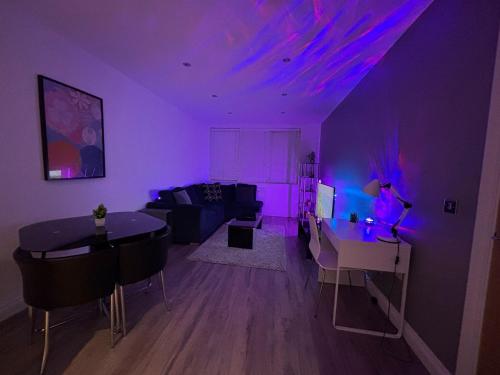 24-7 Secure City Centre Apartment with Parking for Families & Contractors photo 163