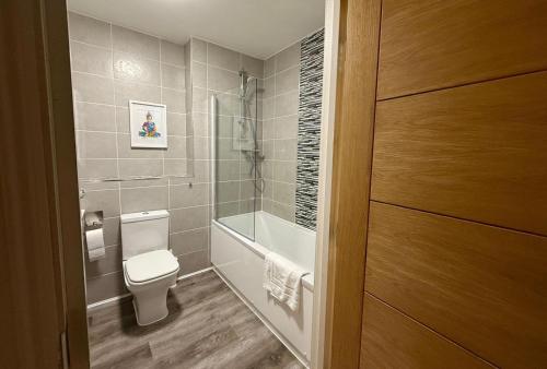 24-7 Secure City Centre Apartment with Parking for Families & Contractors photo 144