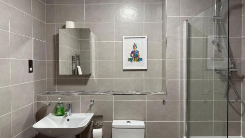 24-7 Secure City Centre Apartment with Parking for Families & Contractors photo 145