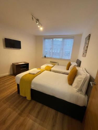 24-7 Secure City Centre Apartment with Parking for Families & Contractors photo 148