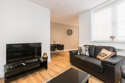 24-7 Secure City Centre Apartment with Parking for Families & Contractors photo 152