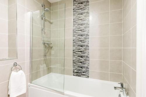 24-7 Secure City Centre Apartment with Parking for Families & Contractors photo 153