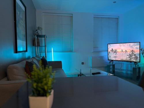 24-7 Secure City Centre Apartment with Parking for Families & Contractors photo 73