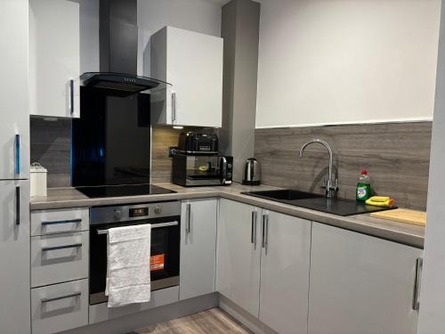 24-7 Secure City Centre Apartment with Parking for Families & Contractors photo 77