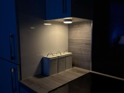 24-7 Secure City Centre Apartment with Parking for Families & Contractors photo 159
