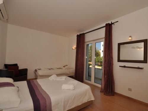 ラゴスにある1 bedroom ground floor apartment at the Marina de Lagosのベッドと窓が備わるホテルルーム
