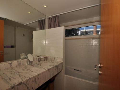 ラゴスにある1 bedroom ground floor apartment at the Marina de Lagosのバスルーム(シンク、鏡、シャワー付)