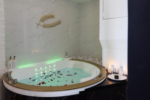 La Suite Palme d'Or Jacuzzi