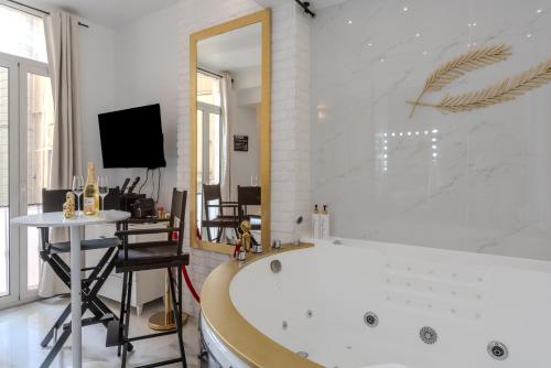 La Suite Palme d'Or Jacuzzi