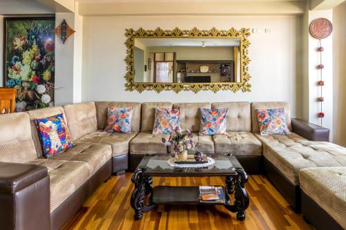 a living room with a couch and a table at El Balcón del Sol - Dpto Céntrico con Vistas Perfectas in Cusco