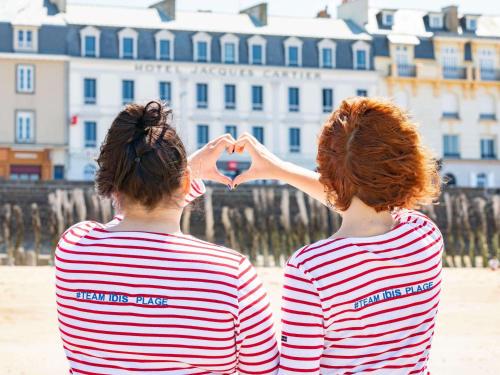 two women making a heart shape with their hands at ibis Saint Malo Plage in Saint Malo