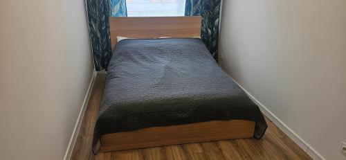a small bed in the corner of a room at Andersena 43 Ząbki in Ząbki