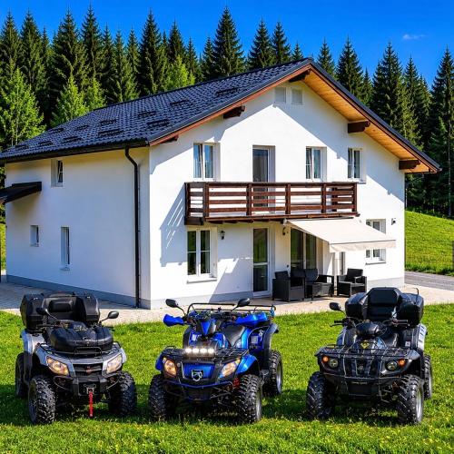 zwei Quads und zwei Quads vor einem Haus in der Unterkunft Vatra Muntilor in Neagra Şarului