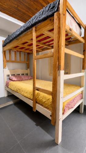 two bunk beds in a room with at Tu Hostel Tucuman in San Miguel de Tucumán