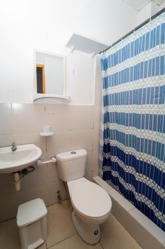a bathroom with a toilet and a sink at Pargo, habitación privada de Flor de Lis Beach House in Playas