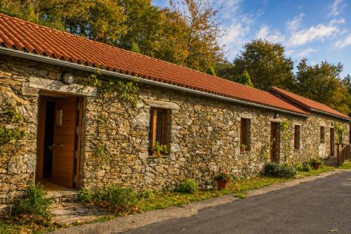 an old stone building with a door and windows at Casa das Minas in Zobra