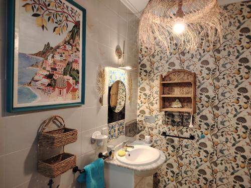 Stylish house with swimming pool,near beach & town, wifi